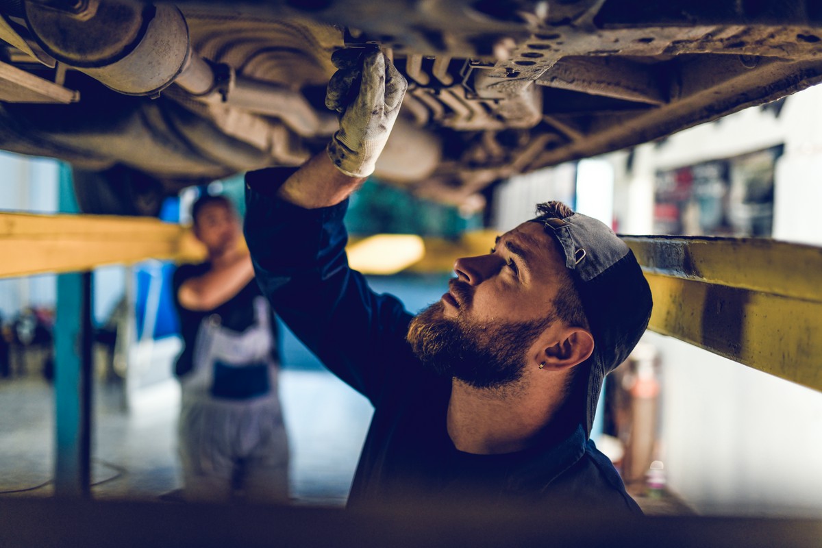 mechanik sprawdza nadwozie pojazdu